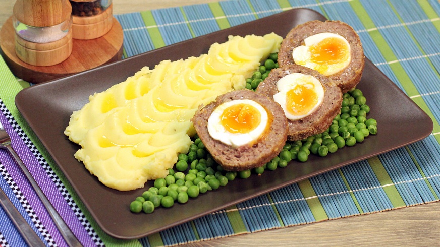 Яйца по-шотландски с картофельным пюре и сладким горошком